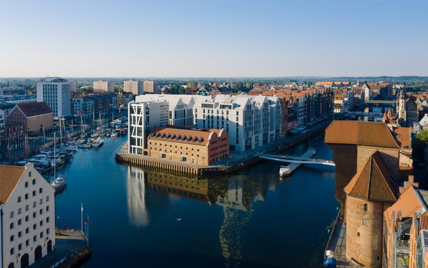 Panorama rzeki przepływającej przez miasto